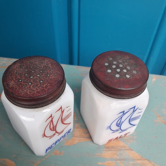 Vintage Salt and Pepper Shakers White Milk Glass Sail Boats Made in USA - Picture 4 of 16